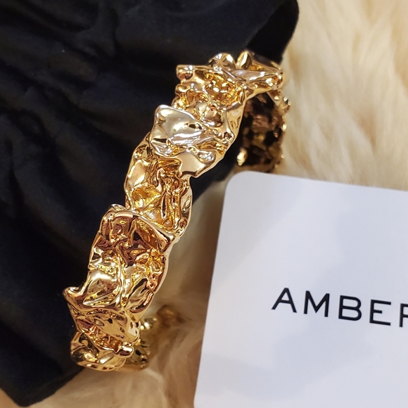 Amber Sceats Emery Cuff - Hammered gold Bracelet - Picture 7 of 14